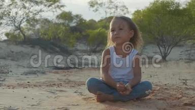 小女孩坐在<strong>沙漠里</strong>，用一千码<strong>的</strong>目光思考着什么
